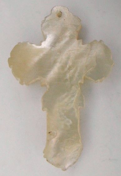  CROIX en nacre sculpté.Travail artisanal et contemporain, années 