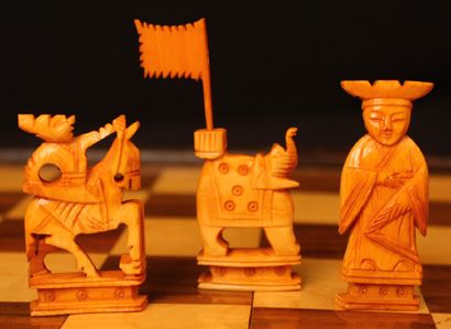 The kings of this set are about 4 tall, while the pawns are about 1 5 