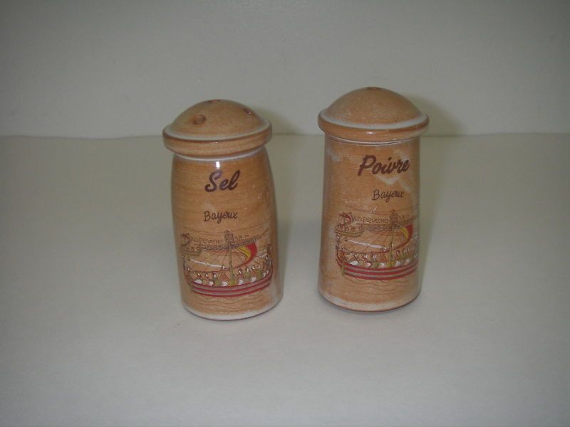 Salt & Pepper SHAKER Souvenir Bayeau France Sel/Poivre  