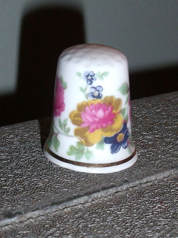 THE BUTCHART GARDENS BONE CHINA MADE IN ENGLAND THIMBLE  