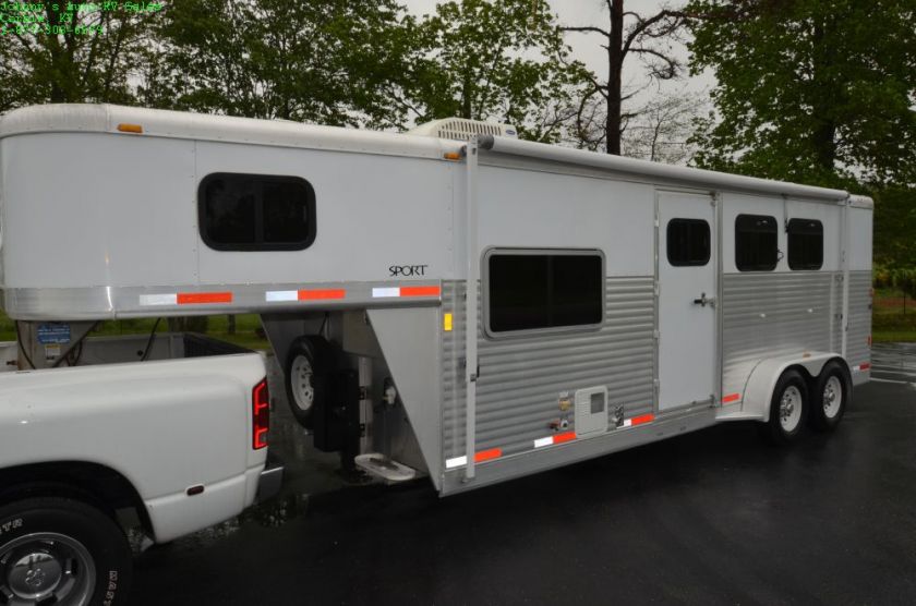   ES307 THREE HORSE TRAILER W/ LIVING QUARTERS in Trailers   Motors