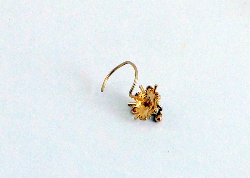 18 K SOLID GOLD NOSE STUD. BEAUTIFUL SPIKE DESIGN ,ATTACHED FRINGES OF 